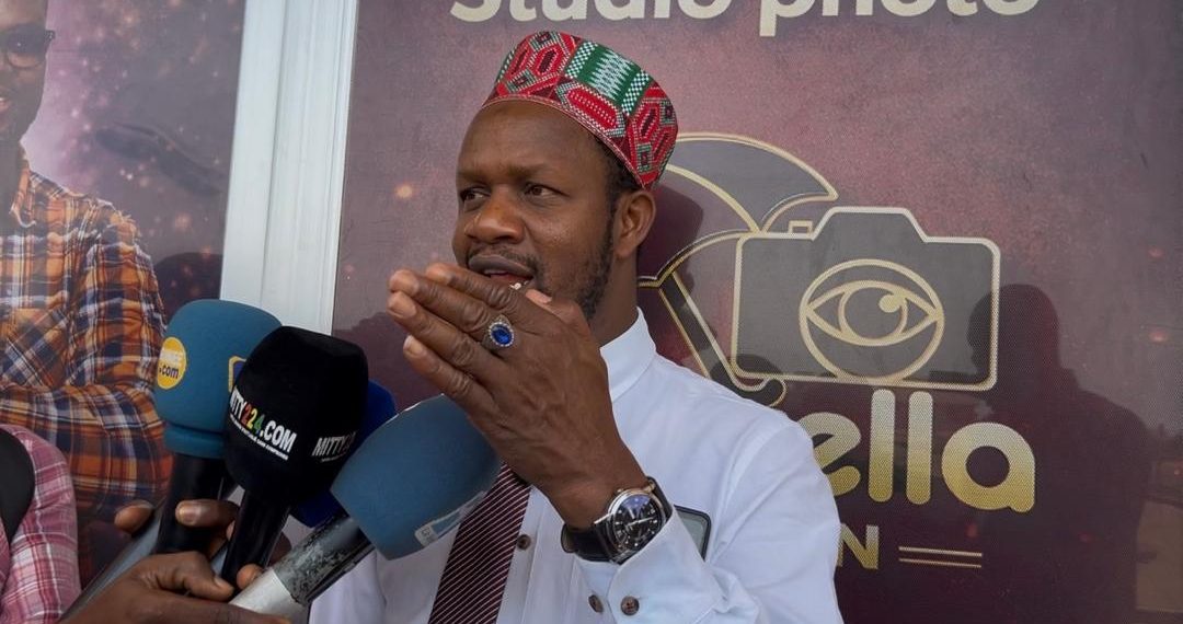 Inauguration d’Umbrella-Vision à Baïlobaya : Mamadou Tug encourage l’initiative du photographe Youssouf.