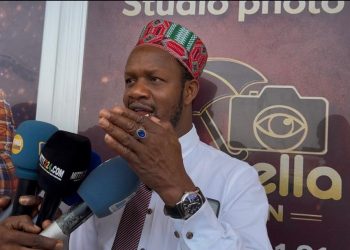 Inauguration d’Umbrella-Vision à Baïlobaya : Mamadou Tug encourage l’initiative du photographe Youssouf.