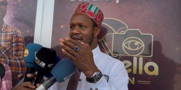 Inauguration d’Umbrella-Vision à Baïlobaya : Mamadou Tug encourage l’initiative du photographe Youssouf.