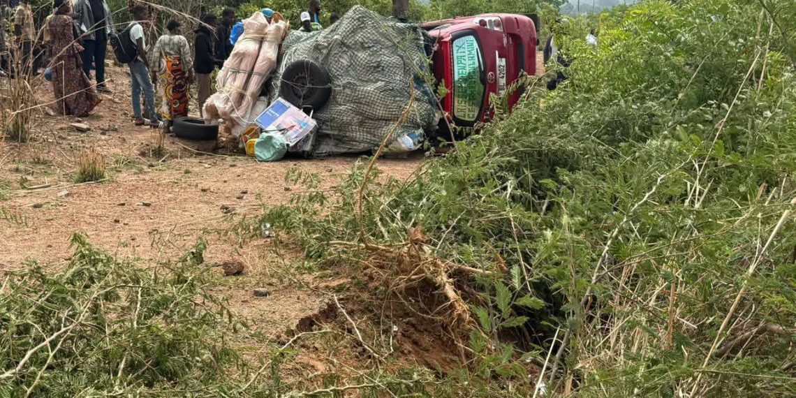 Accident de circulation à l’entrée de Dabola : un véhicule finit sa course hors de la chaussée, plusieurs blessés légers signalés