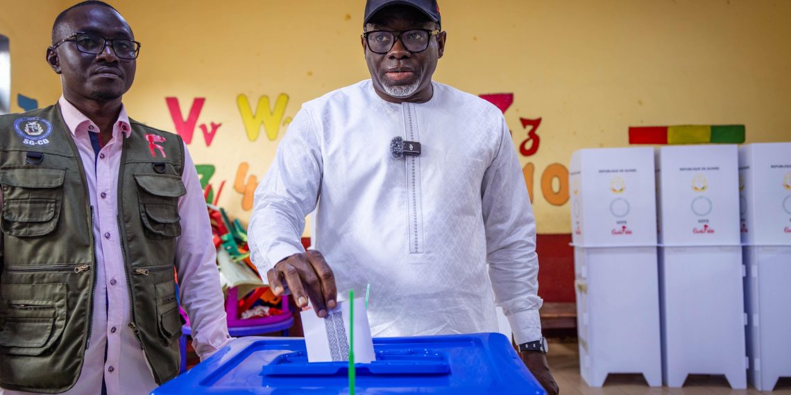 Triple scrutin en Guinée : le ministre Mourana Soumah vote à Dixinn Centre et salue le bon déroulement des opérations