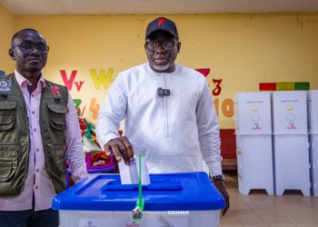 Triple scrutin en Guinée : le ministre Mourana Soumah vote à Dixinn Centre et salue le bon déroulement des opérations