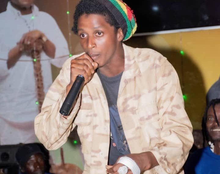 Satina Zion : de la sociologie au reggae, l’itinéraire d’un jeune Guinéen qui conjugue savoir, entrepreneuriat et musique