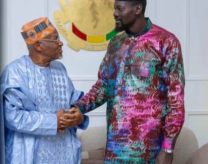Guinée : Mamadi Doumbouya échange avec Elhadj Alsény Barry sur la consolidation de la paix sociale