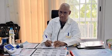 Dr Ibrahima Sory Diallo « DIS » : près de 50 ans au chevet des Guinéens, le serment d’un chirurgien au grand cœur